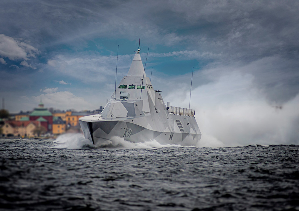Bild på marinbasens militärbåt på havet utanför Karlskrona
